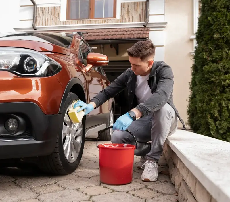 Lavage auto à domicile Les Thuiles : professionnel intervenant sur un véhicule